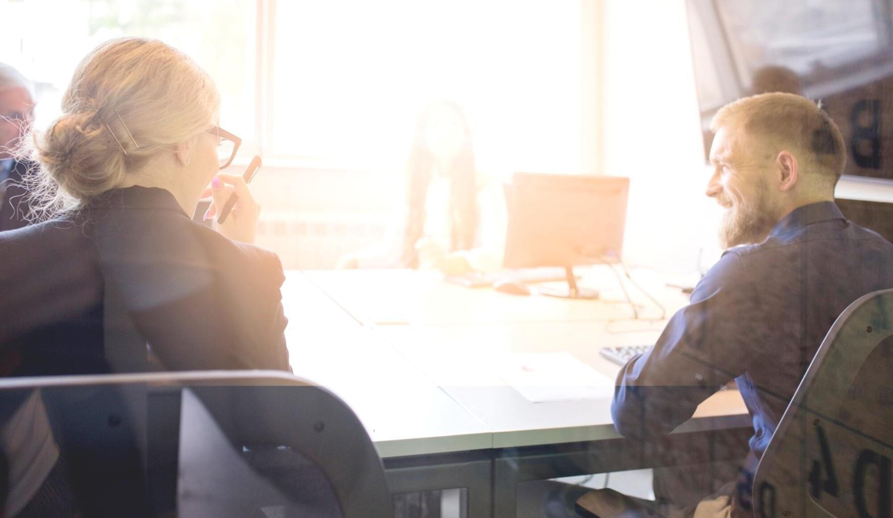 Modernes Büro mit transparenten Arbeitsbereichen in Hannover